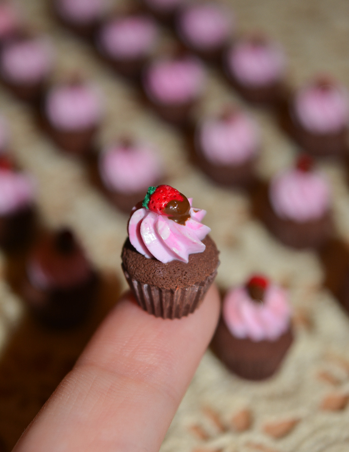 Σκουλαρίκια ''Cupcake σοκολάτα-φράουλα'' - Image 5