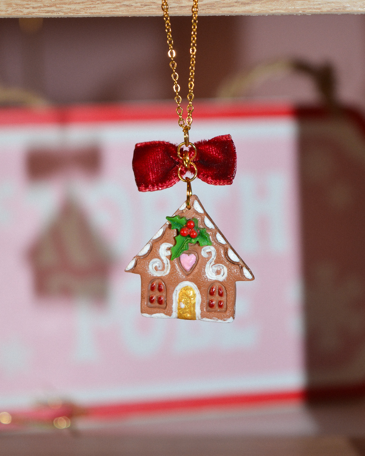 Κολιέ ”Gingerbread house με γκι”